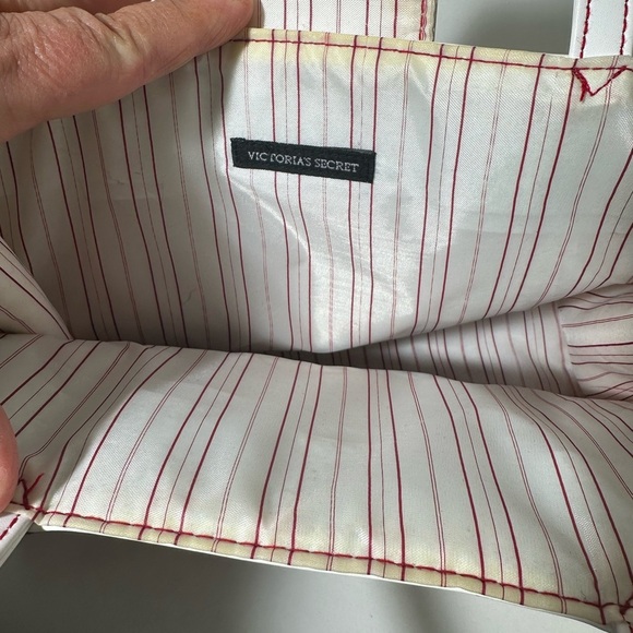 Red and White Structured Tote with Geometric Design - Picture 8 of 8